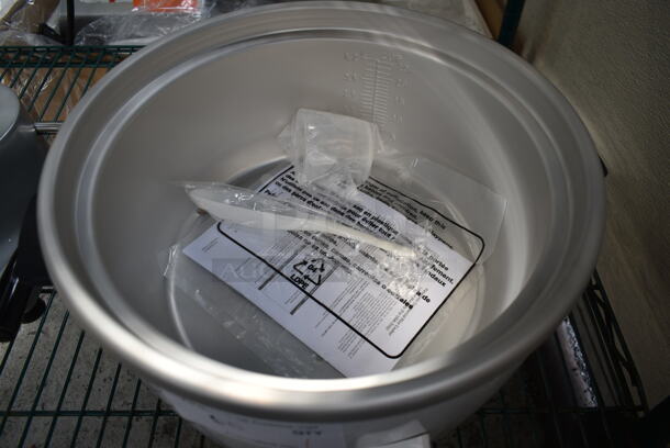 BRAND NEW SCRATCH AND DENT! Panasonic SR-GA421H Metal Countertop Automatic Rice Cooker. 120 Volts, 1 Phase. Tested and Working! - Image 5 of 6