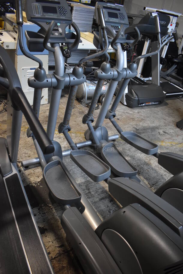 Life Fitness Metal Floor Style Elliptical Work Out Machine. 24x82x60. Tested and Working!