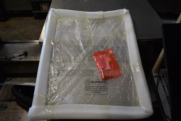 2 BRAND NEW IN BOX! Displays2Go SMSDSAMB1 Sneeze Guard / Hygiene Barrier. 2 Times Your Bid! - Image 4 of 4