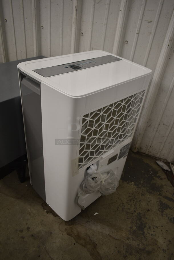 BRAND NEW SCRATCH AND DENT! Midea MAD35C1ZWS Dehumidifier with Reusable Air Filter. 35 Pint. 115 Volts, 1 Phase. Tested and Working! - Image 3 of 4