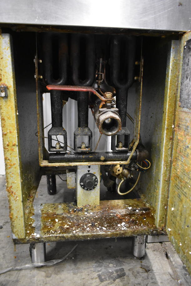 Avantco FF300-N Stainless Steel Commercial Floor Style Natural Gas Powered Deep Fat Fryer.  - Image 7 of 8