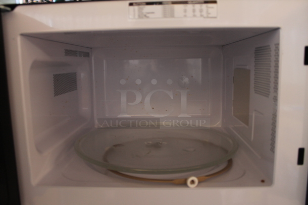 Criterion CCM11M1B Metal Countertop Microwave Oven. 120 Volts, 1 Phase.  - Image 3 of 4