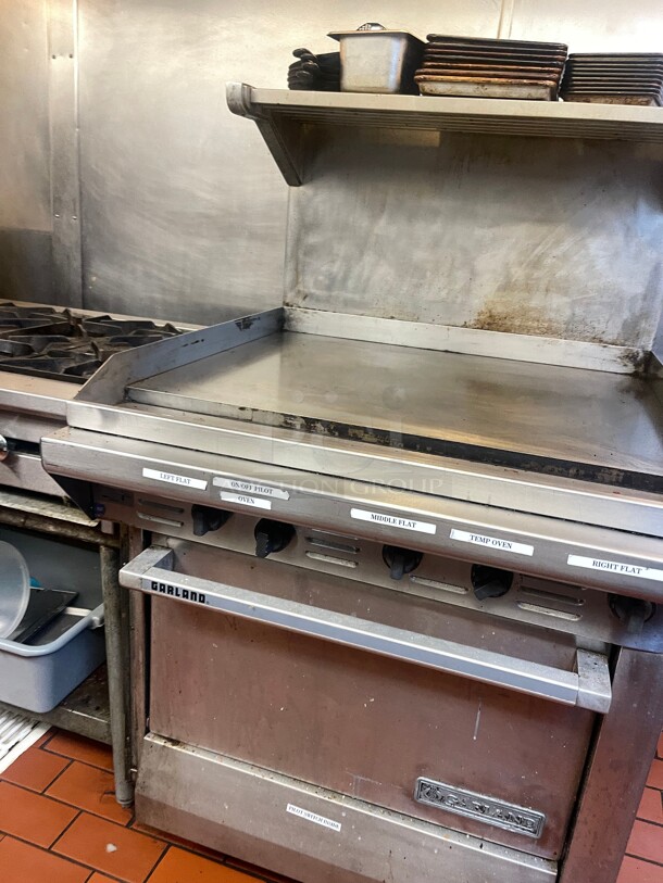 Working! Garland M47R Master Series Natural Gas 34 inch Commercial Griddle with Standard Oven - 139,000 BTU (Manual Controls)  - Image 3 of 10