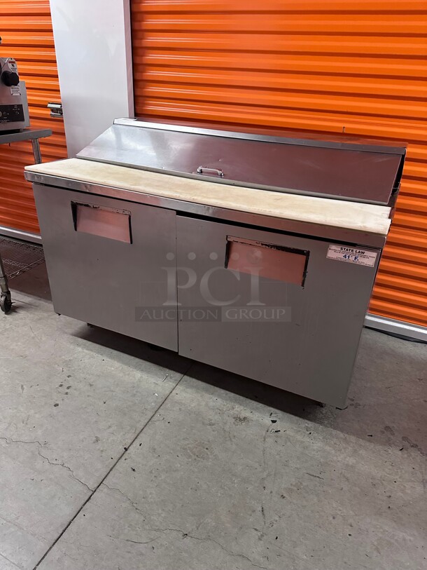 Working! True TSSU-60-16 - Sandwich/Salad Prep Table, (16) pans, (2) full doors, stainless steel front 115 Volt NSF Tested and Working! - Image 4 of 9