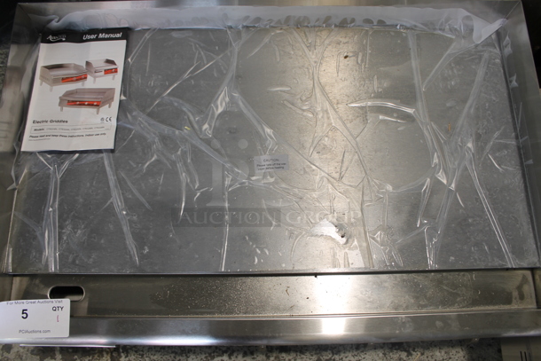 BRAND NEW SCRATCH AND DENT! Avantco 177EG30N Stainless Steel Commercial Countertop Electric Powered Flat Top Griddle w/ Thermostatic Controls. 208/240 Volts, 1 Phase.  - Image 3 of 7