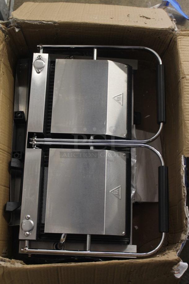 BRAND NEW SCRATCH AND DENT! Avantco 177P84 Stainless Steel Commercial Double Panini Press. 120 Volts, 1 Phase. Tested and Working! - Image 9 of 9