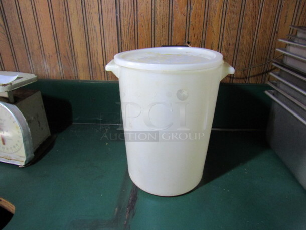 8 Quart Food Storage Container With Lid. 3XBID.