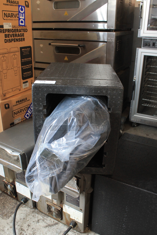 BRAND NEW! Rubbermaid Pro Serve Insulated Food Carrying Bags w/ Black Insert.  - Image 2 of 5