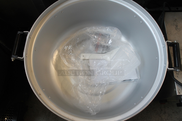 BRAND NEW SCRATCH AND DENT! Emperor's Select 478EGRC140NG Metal Commercial Countertop Natural Gas Powered Rice Cooker. 28,000 BTU. Tested and Working! - Image 3 of 6