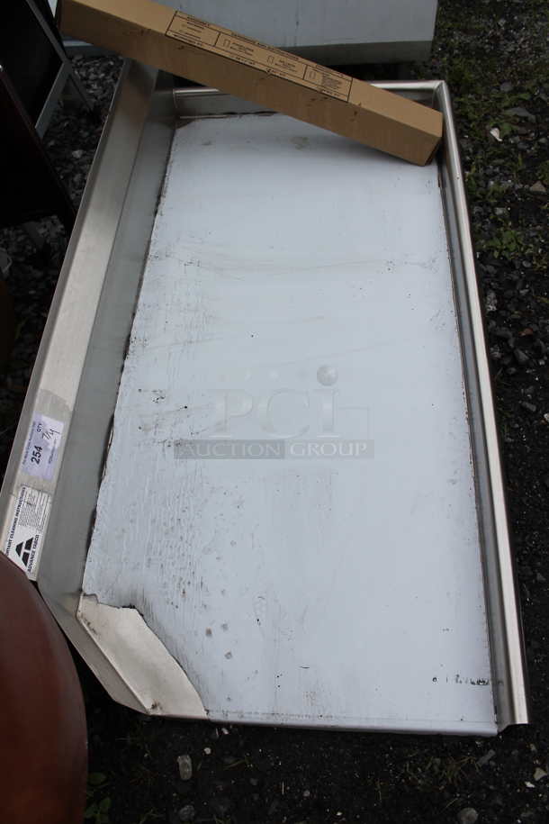 BRAND NEW SCRATCH AND DENT! Advance Tabco Stainless Teel Commercial Right Side Clean Side Dishwasher Table and Legs. - Image 3 of 5