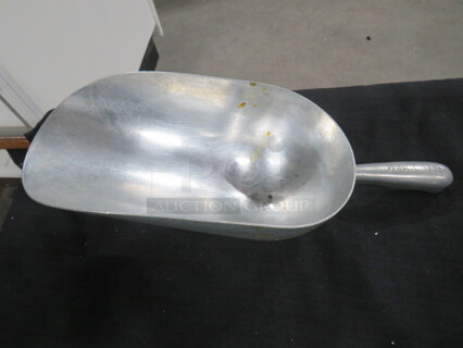One Aluminum 38oz Scoop.
