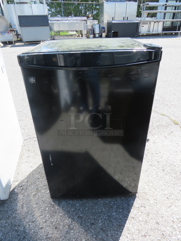 One WORKING  GE 1 Door Refrigerator With 1 Rack. Model# GMR04BANFBB. 115 Volt. 20.5X21X32. - Image 1 of 2