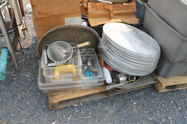 ALL ONE MONEY! Lot of Plastic Containers With Lids, Cake Pans, Colander, Ice Cream Scoopers, Large Pizza Pans, Baking Sheet, Wood Pallet AND MORE!  - Image 4 of 5