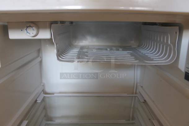 General Electric WMR04GADBWW White Metal Mini Cooler. 115 Volts, 1 Phase. Tested and Working! - Image 5 of 5