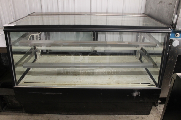 Federal Commercial Bakery Case. Side is Cracked. Tested and Powers On But Does Not Get Cold - Image 1 of 4