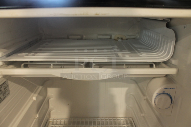 General Electric WMR04BAPBBB Metal Mini Cooler. 115 Volts, 1 Phase. Tested and Powers On But Does Not Get Cold - Image 5 of 6