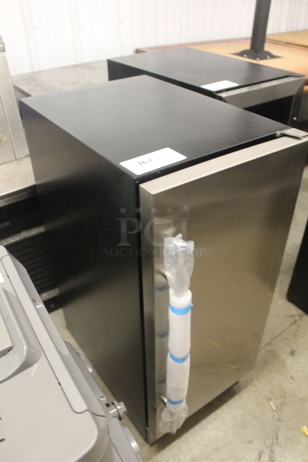 BRAND NEW SCRATCH AND DENT! Danby DIM32D1BSSPR Black Undercounter Ice Maker With Stainless Steel Door. 115V. Tested And Working!  - Image 2 of 5