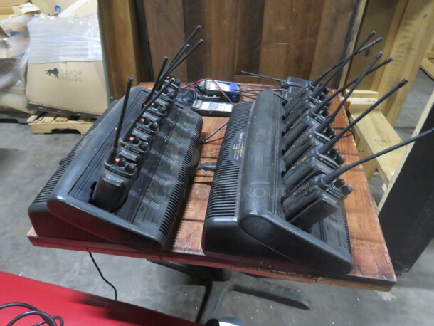 One Motorola Radius GR1225 Repeater In A Carry Bag, With 16 Walkie Talkies In 2 Bases, Plus Extras, See PICS! - Image 5 of 5