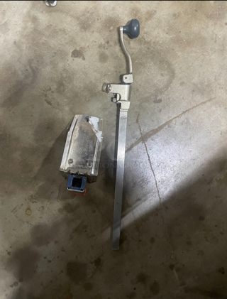 EDLUND can opener w Bracket