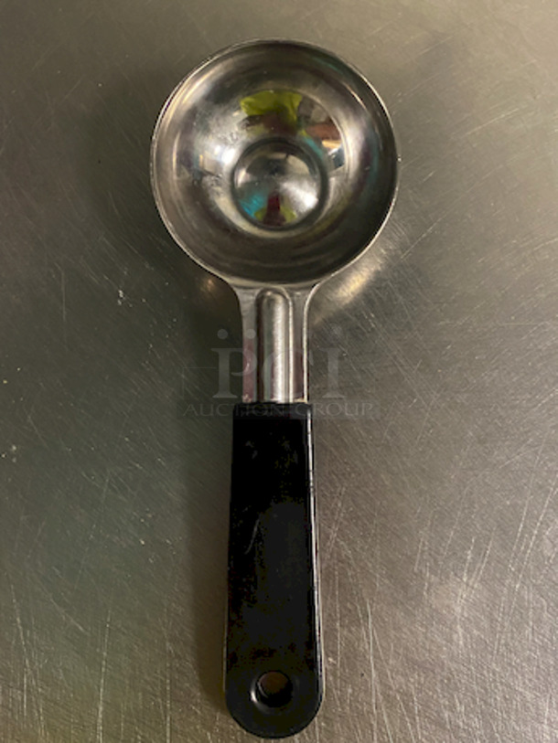 Variety of Smallware: 8qt Storage Container, Round Wheel Cutter, Sugar/Spice Container With Spoon. Rubber Oregano Label That Which Can Be Used On Multiple Containers. 

4x Your Bid.  - Image 4 of 9