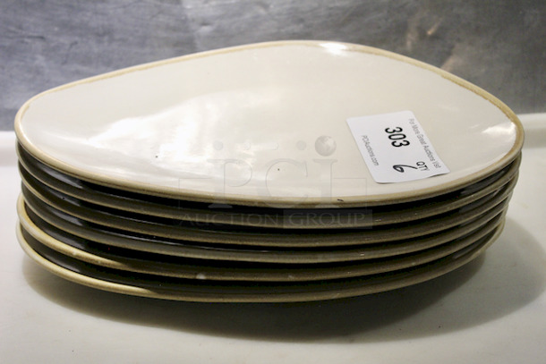 Arcoroc Porcelain 14x9-1/2 Triangular Plates. 
6x Your Bid