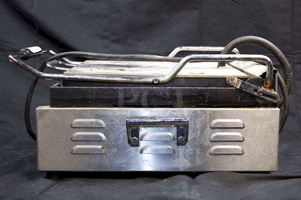 TOP OF THE LINE! Waring WFG275 Tostato Supremo Smooth Top & Bottom Sandwich Toasting Grill - 14" x 14" Cooking Surface - 120V, 1800W. 22”x18-1/2”x10” - Image 6 of 10