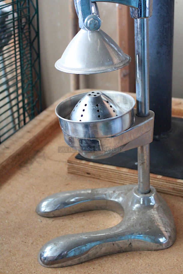 GREAT CONDITION, READY TO WORK!! Omcan 23575 GRS Manual Citrus Juicer, Chrome.  9-1/2x8x33-1/4 - Image 5 of 5