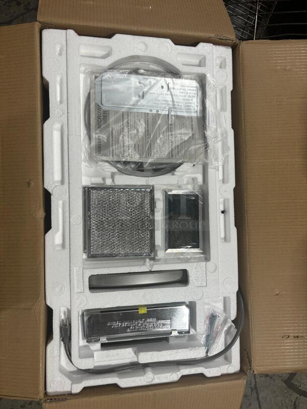 BRAND NEW scratch&dent Samsung 30 Inch Wide 1.6 Cu. Ft. 1000 Watt 300 CFM - Image 6 of 6