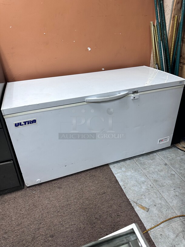 Late Model Ultra Commercial Chest Freezer 17 Cu Ft 115 Volt Large Size Tested and Working! - Image 2 of 5