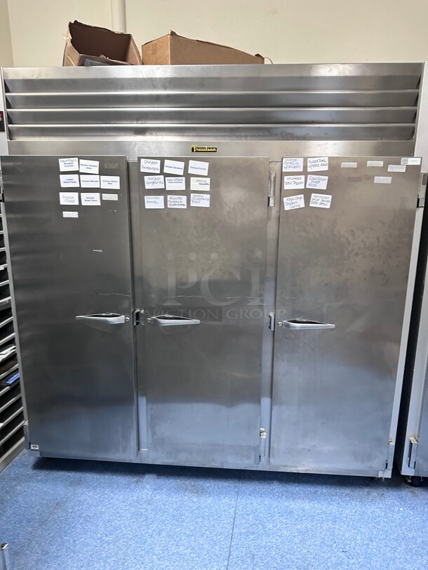 Late Model! Traulsen G31010 77 inch G Series Solid Door Reach-In Freezer with Left / Right / Right Hinged Doors 115 Volt Tested and Working! - Image 4 of 6