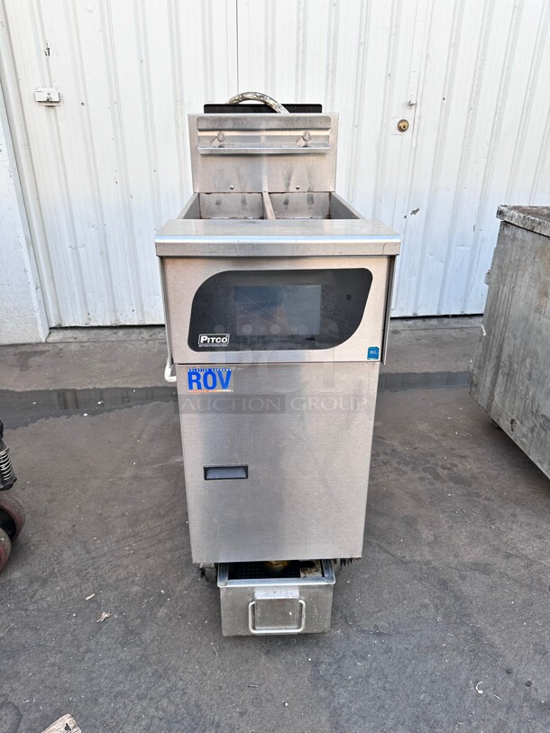 Late Model Pitco SFSSHL Gas 40-50 lb. 7" Infinity Touchscreen Controls - 72,000 BTU With Filtration System Tested and Working - Image 1 of 9