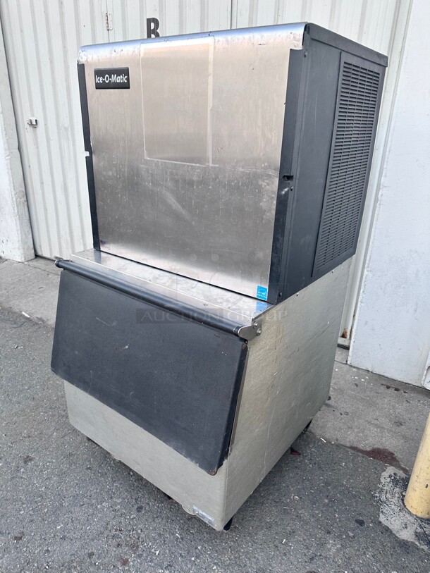 Certified Working! Ice-O-Matic ICE1006HA - 30 inch Ice Machine Cuber Head With Ice Bin - Air Cooled, 1000  lbs. Production Per Day 220 Volt 1 Phase NSF - Image 3 of 9