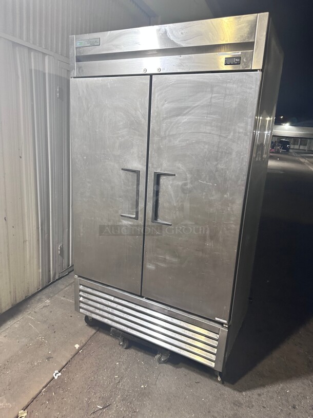 Late Model True T-43F-HC 47 inch Two Section Reach In Freezer, (2) Solid Doors, 115v Working - Image 3 of 10