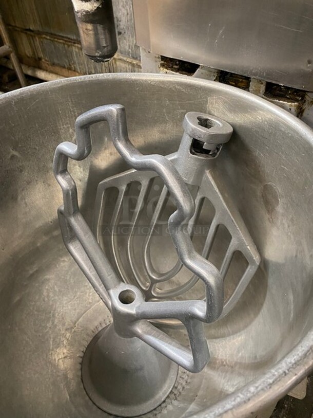 Hobart 80qt Commercial Floor Style Planetary Dough Mixer w/ Stainless Steel Mixing Bowl! Working When Removed! MODEL 8802 200V   - Image 5 of 7