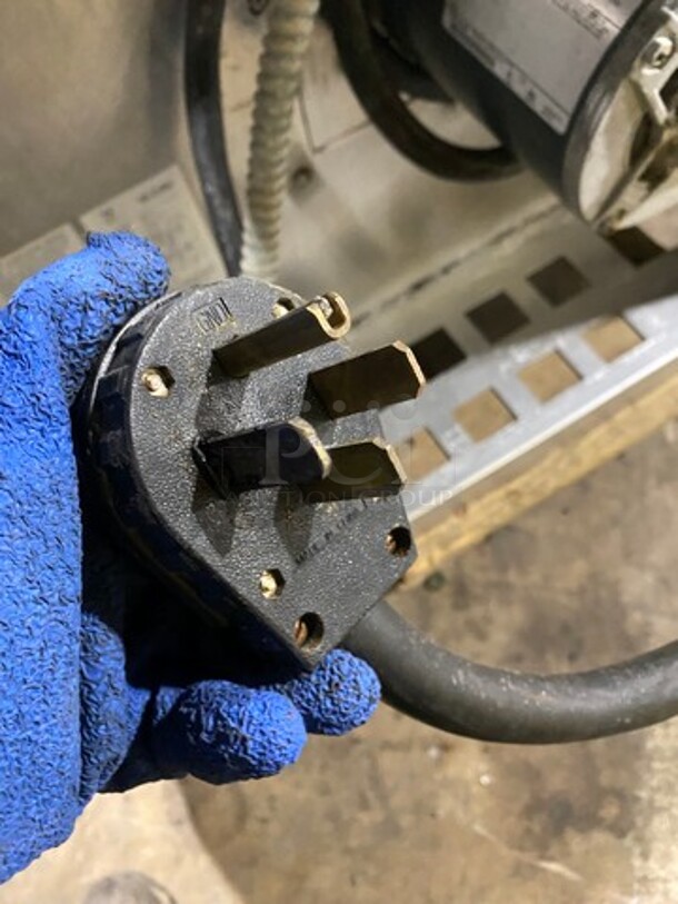 Bakers Pride Commercial Electric Powered Single Deck Convection Oven! With View Through Doors! Metal Oven Racks! All Stainless Steel! With Legs! Model: GDCO11G SN: 555361102003 208V 60HZ 1/3 Phase - Image 8 of 9