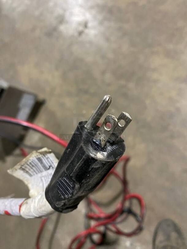 Globe Countertop Electric Powered Deep Fat Fryer! With Backsplash! All Stainless Steel! On Legs! Model: PF10E 120V - Image 8 of 8