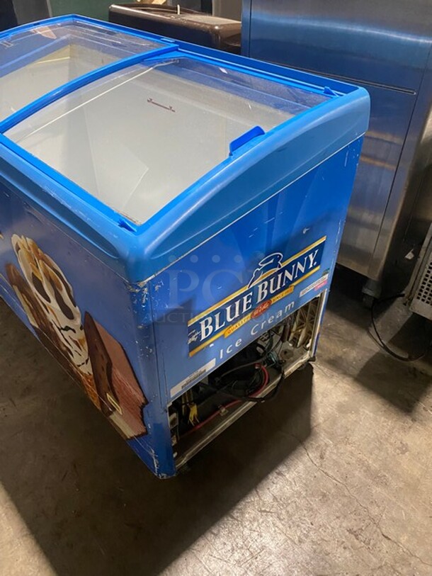 AHT Commercial Reach Down Ice Cream Chest Freezer Display! On Casters! Model: RIOS125 SN:60020500000169 120V 1PH - Image 4 of 9