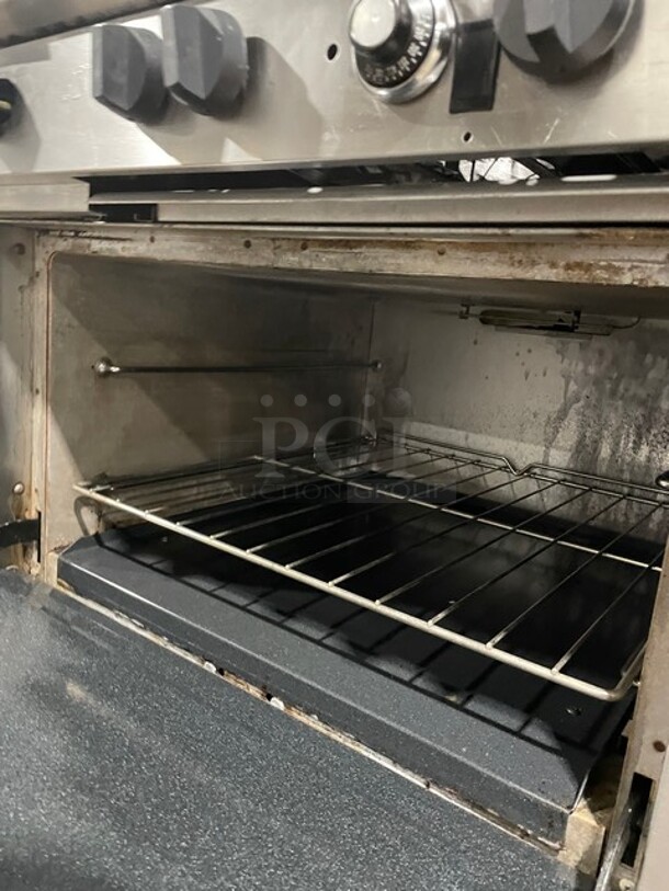 Amazing! Southbend Heavy Duty Commercial Natural Gas Powered 4 Burner Stove! With Left Sidle Flat Griddle! With Raised Back Splash! With Oven Underneath! All Stainless Steel! On Casters! Model P32DBBB! Working When Removed! - Image 8 of 9
