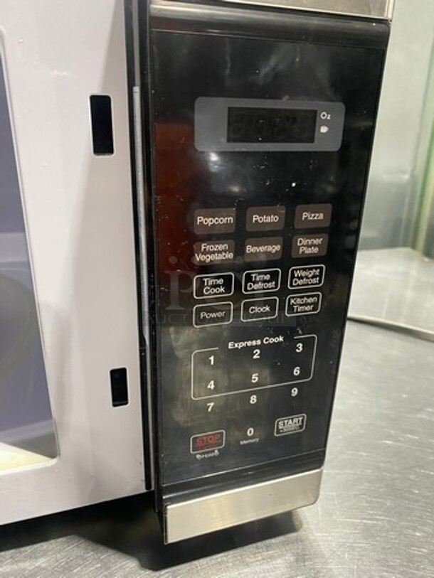 LATE MODEL! 2022 Black & Decker Countertop Microwave Oven! Model: EM031M2SD 120V 60HZ 1 Phase - Image 7 of 8