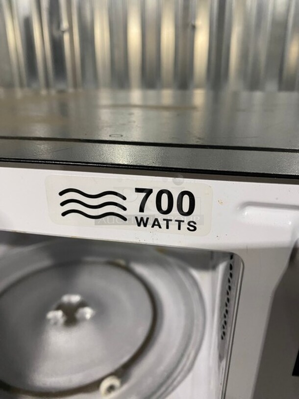 Hamilton Beach! Digital Microwave! 700 WATTS  - Image 9 of 9