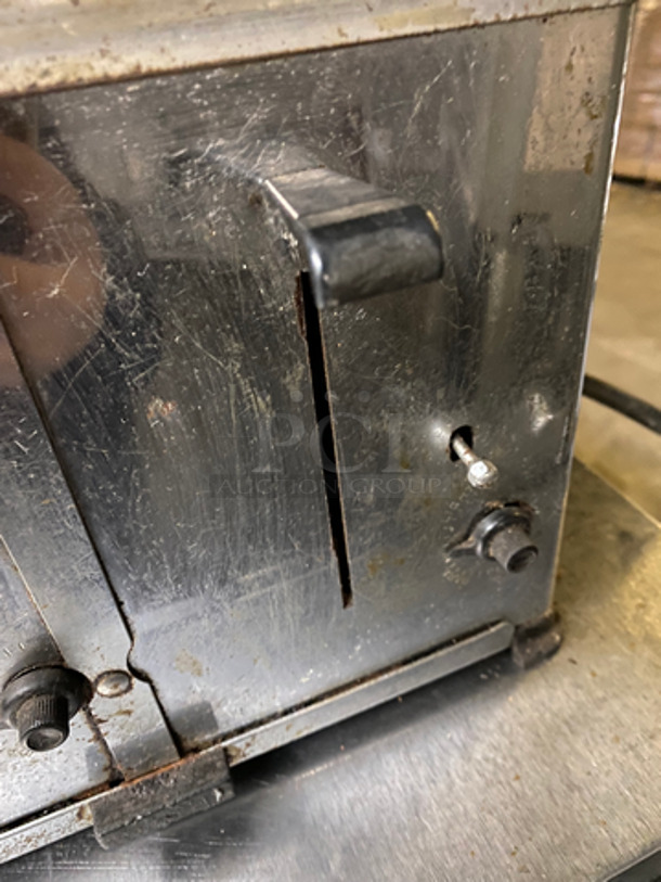 Toastmaster Countertop 4 Slice Toaster! - Image 7 of 8