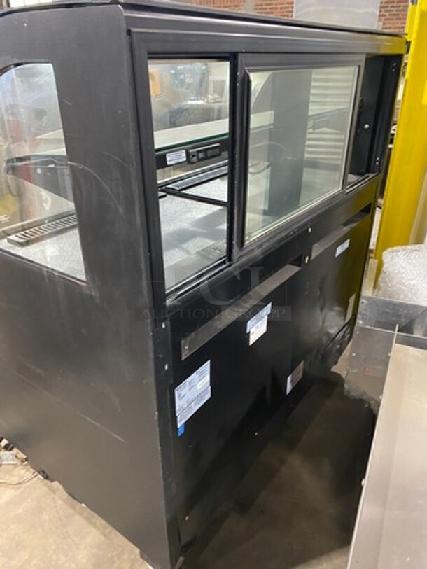 Structural Concepts Commercial Open Grab-N-Go Display Case Merchandiser! With Top Dry Display Case Merchandiser! With Rear Access Doors! NO COMPRESSOR! Model: SB57543631 SN: 597981EI133616 115V 60HZ 1 Phase - Image 4 of 9