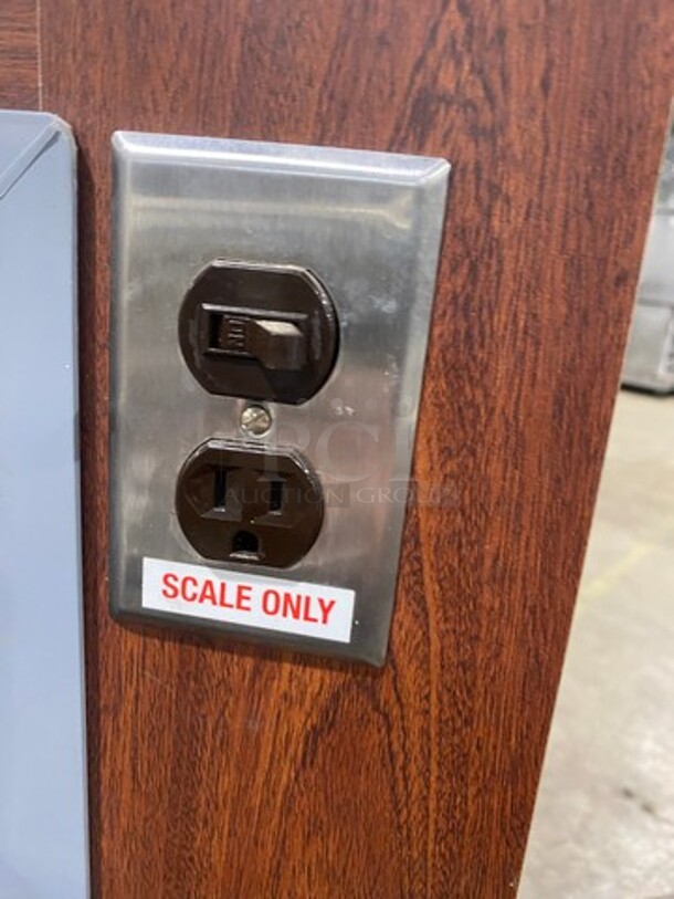 Commercial Dry Bakery Display Case Merchandiser! With Curved Front Glass! With Sliding Rear Access Doors! - Image 4 of 7