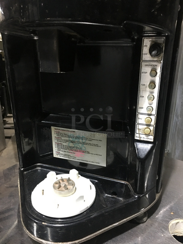 NICE! Island Oasis Commercial Countertop Ice Shaver Blender Machine! Model: SB3X SN: A22782X 220V 50HZ 1 Phase - Image 5 of 7