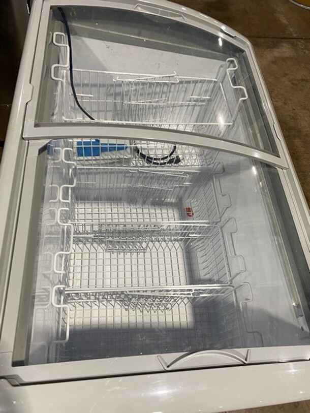 NEW Scratch And Dent Commercial Free Standing Chest Showcase Freezer! Model SD325 SN: SD0011900111904270028 115V 1PH - Image 5 of 9