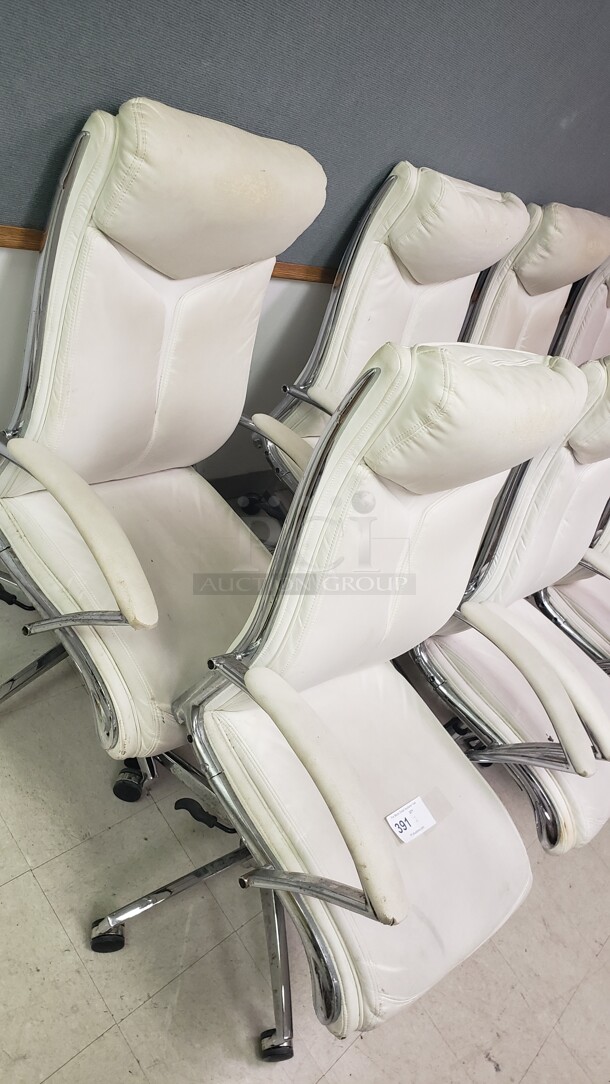 Lot of 2 Chairs

(Location 2) - Image 1 of 1