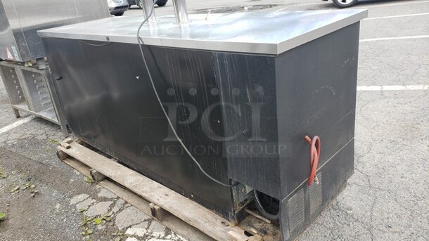 True TDD-4 90" Kegerator Beer Dispenser! - Image 8 of 9
