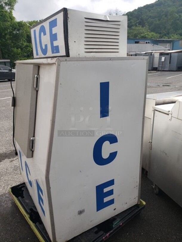Outdoor Solid Door Bagged Ice Merchandiser! - Image 2 of 6