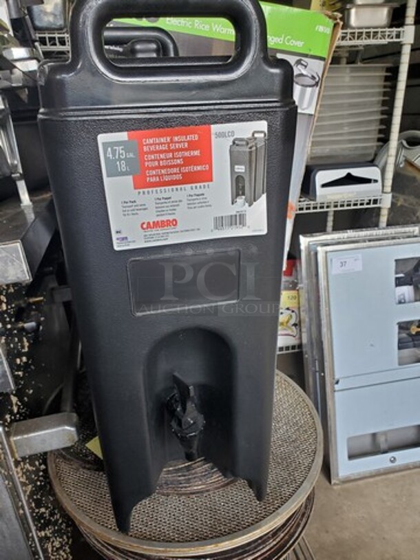 CAMBRO 4.75 Gal. Insulated Beverage Server  - Image 2 of 5