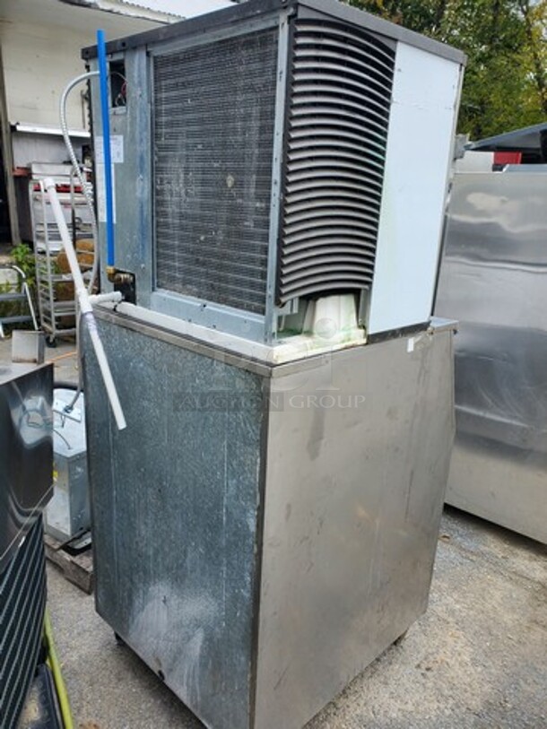 Manitowoc IY0906A Air Cooled Ice Machine w/ Bin
208-230 V
60 Hz
1 PH - Image 5 of 6